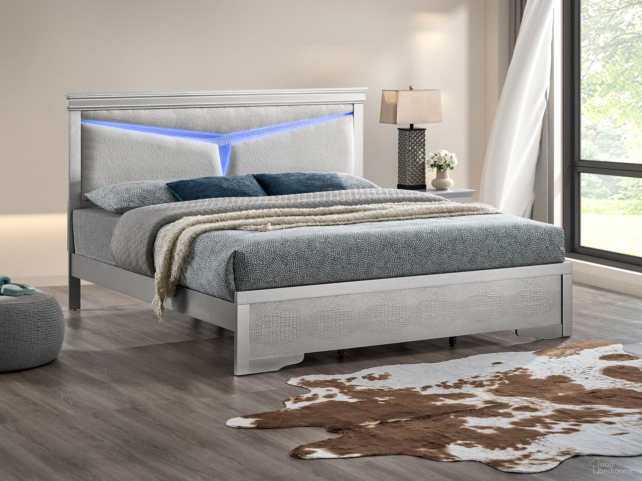 Lorana Bedroom Set In Silver Champagne