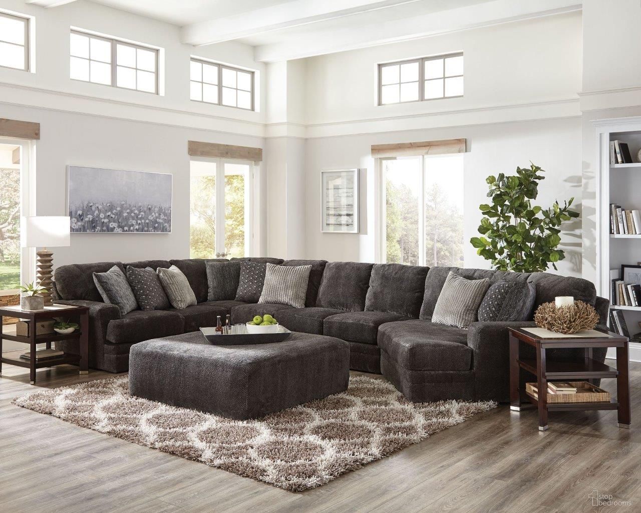 The appearance of Mammoth Smoke RAF Piano Wedge Sectional designed by Jackson in the modern / contemporary interior design. This gray piece of furniture was selected by 1StopBedrooms from Mammoth Collection to add a touch of cosiness and style into your home. Sku: 437646180658264048;437659180658264048;437631180658;437696180658264048. Material: Fabric. Orientation: RAF.