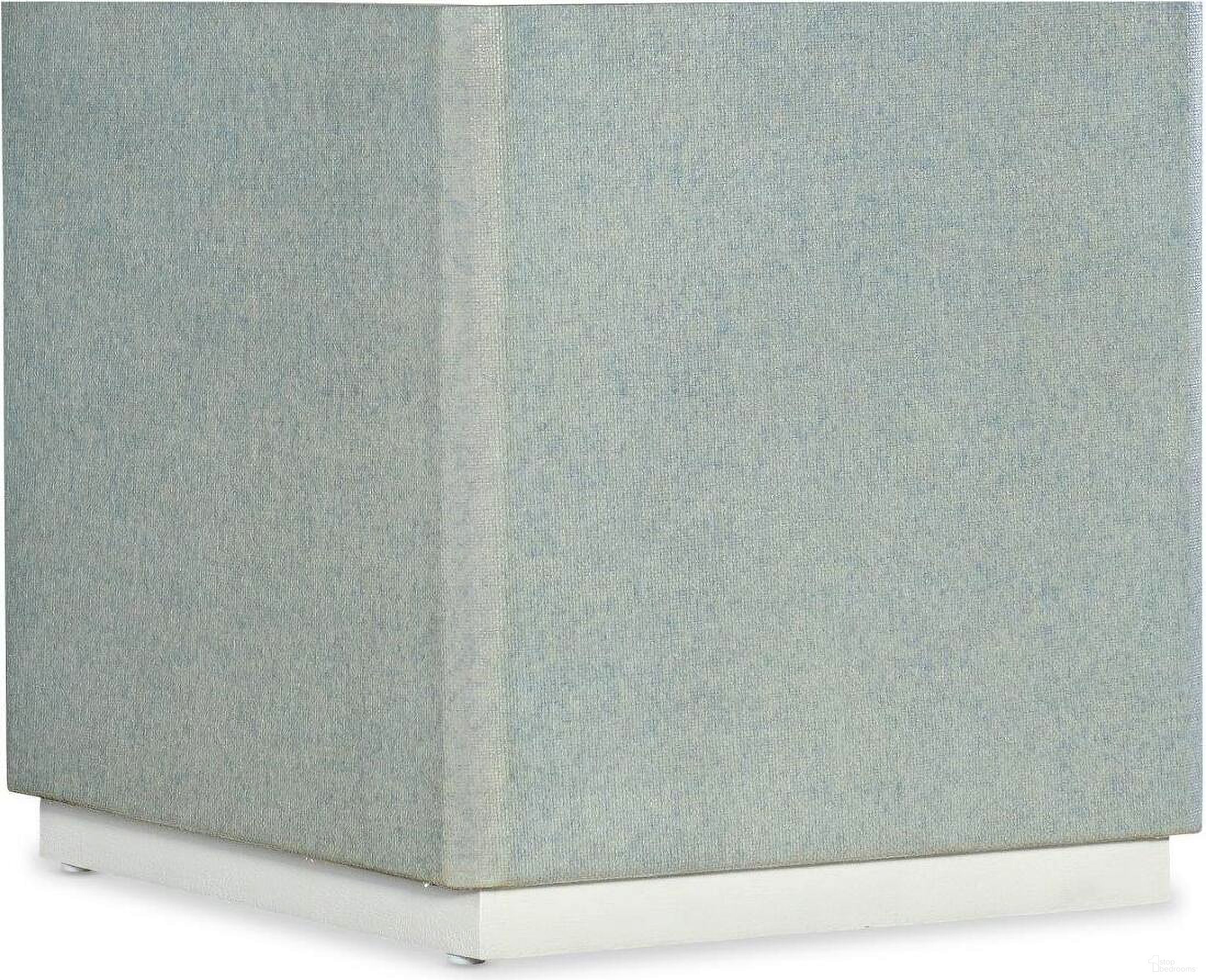 The appearance of Melange Atlantis End Table In Gray designed by Hooker in the modern / contemporary interior design. This gray piece of furniture was selected by 1StopBedrooms from Melange Collection to add a touch of cosiness and style into your home. Sku: 628-80499-02. Material: Tempered Glass.