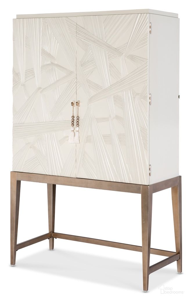 The appearance of Melange Dream Weaver Bar Cabinet In Cream designed by Hooker in the modern / contemporary interior design. This cream piece of furniture was selected by 1StopBedrooms from Melange Collection to add a touch of cosiness and style into your home. Sku: 628-50733-05. Material: Birch Veneer.