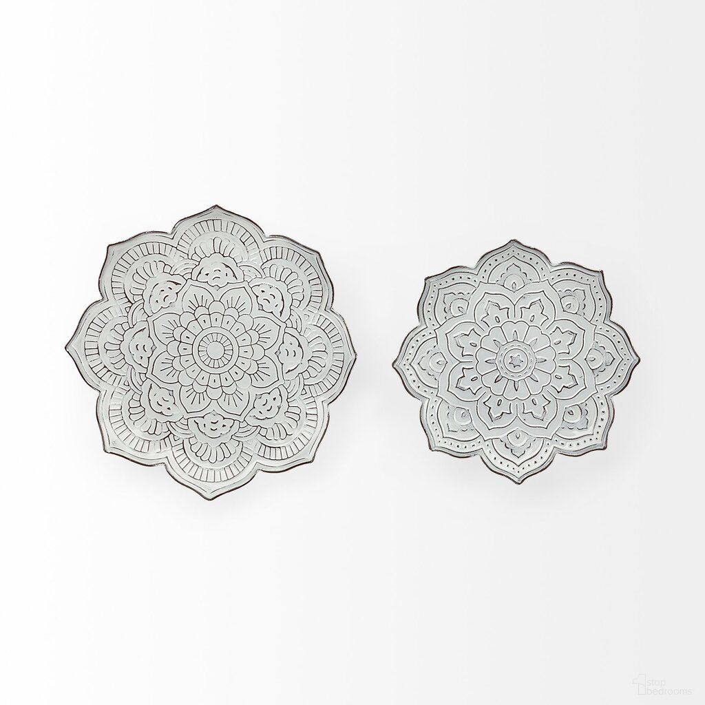 The appearance of Miranda Stamped Metal Lotus Flower Wall Decor Set of 2 In Silver designed by Mercana in the bohemian interior design. This silver piece of furniture was selected by 1StopBedrooms from Miranda Collection to add a touch of cosiness and style into your home. Sku: 67908. Material: Metal.