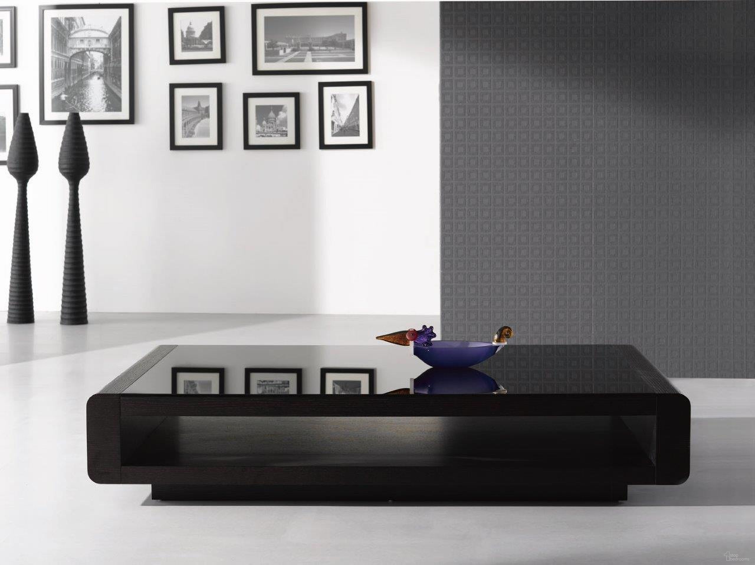 The appearance of Modern Coffee Table 673 designed by J&M in the modern / contemporary interior design. This dark oak piece of furniture was selected by 1StopBedrooms from 673 Collection to add a touch of cosiness and style into your home. Sku: 17515. Material: Wood.