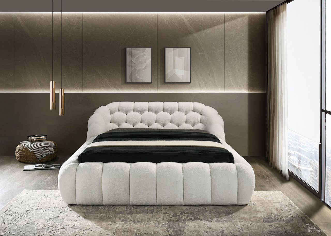 The appearance of Newquay Eastern king Bed In White designed by Furniture of America in the modern / contemporary interior design. This white piece of furniture  was selected by 1StopBedrooms from Newquay Collection to add a touch of cosiness and style into your home. Sku: FM7260WH-EK-R;FM7260WH-K-FB;FM7260WH-K-HB. Bed Size: King. Material: Chenille.