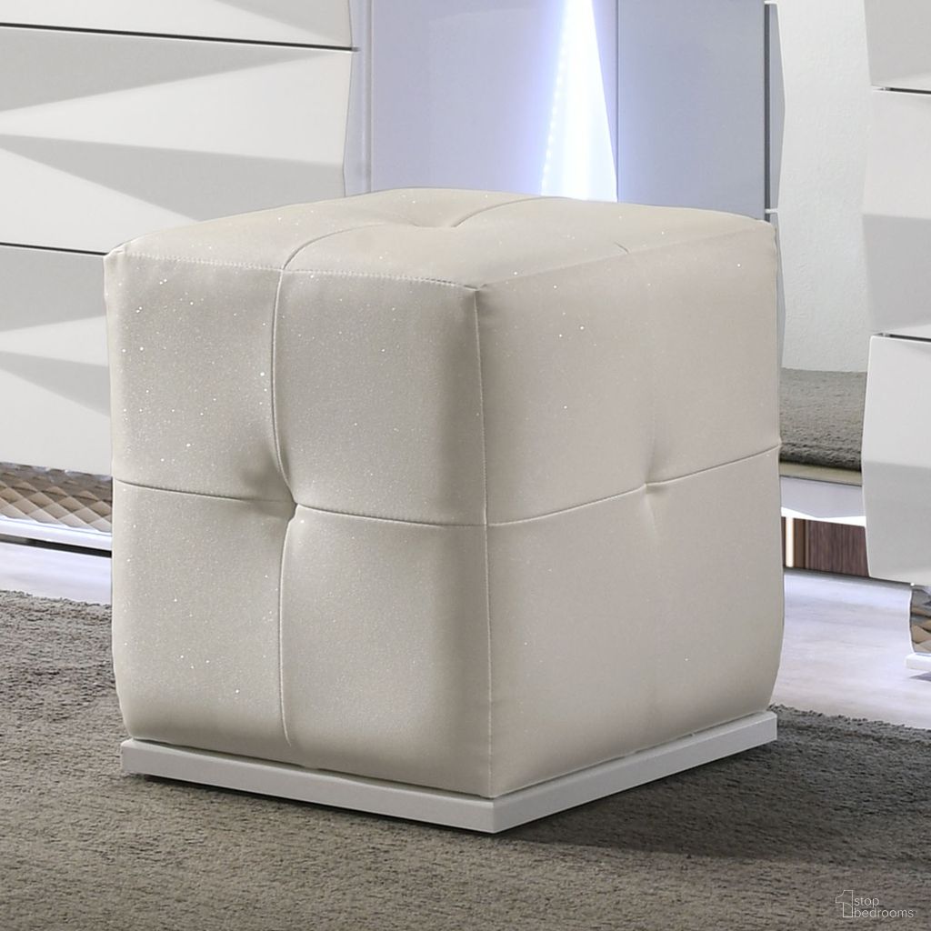 The appearance of Prisma Vanity Stool In White designed by Furniture of America in the modern / contemporary interior design. This white piece of furniture was selected by 1StopBedrooms from Prisma Collection to add a touch of cosiness and style into your home. Sku: FM72016WH-VS. Material: Rubberwood.