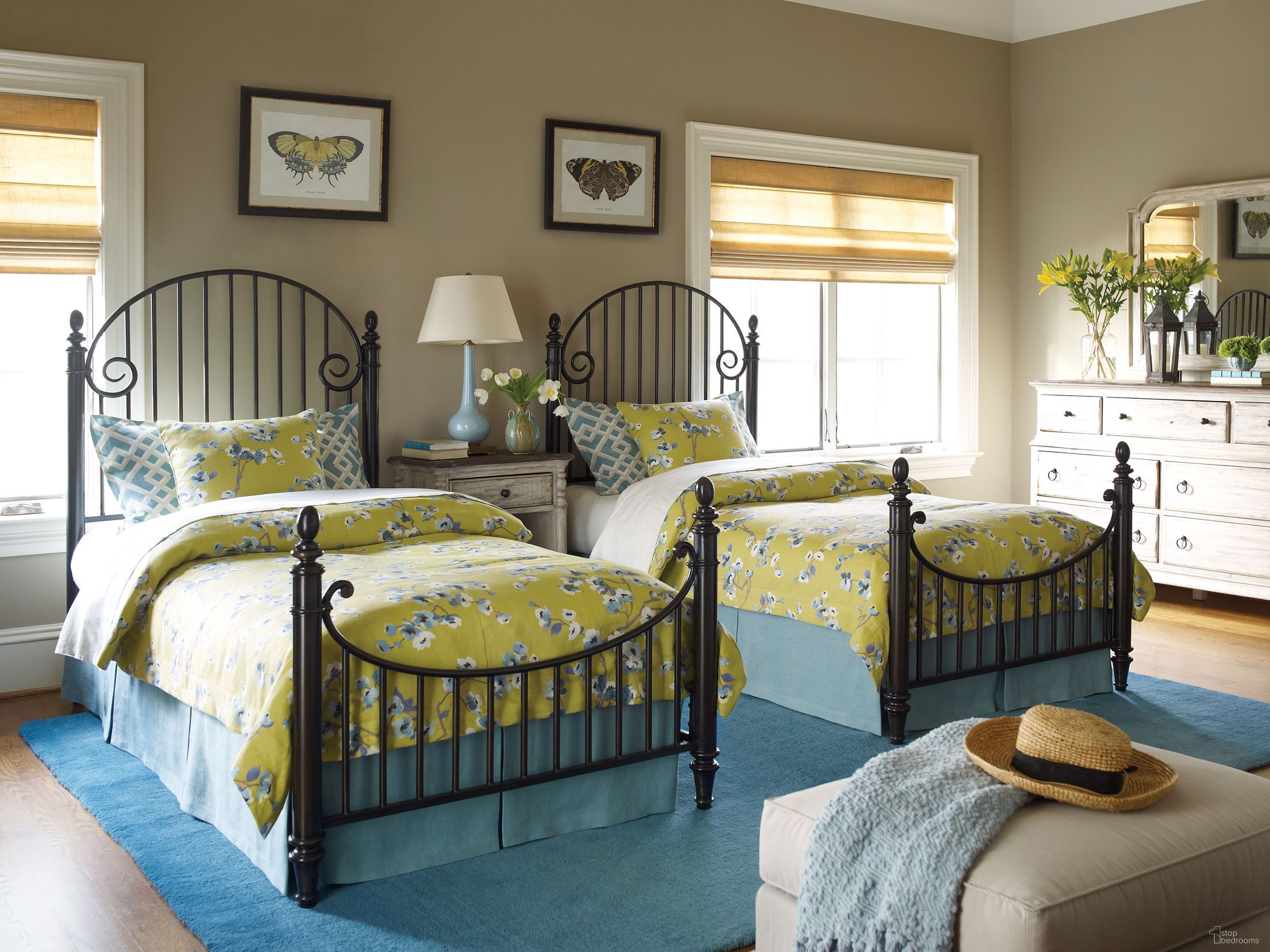 The appearance of Weatherford Cornsilk Catlins Metal Bedroom Set designed by Kincaid in the transitional interior design. This cream piece of furniture was selected by 1StopBedrooms from Weatherford Collection to add a touch of cosiness and style into your home. Sku: 75-125P;75-143. Material: Wood. Bed Size: Queen. Bed Type: Metal Bed.