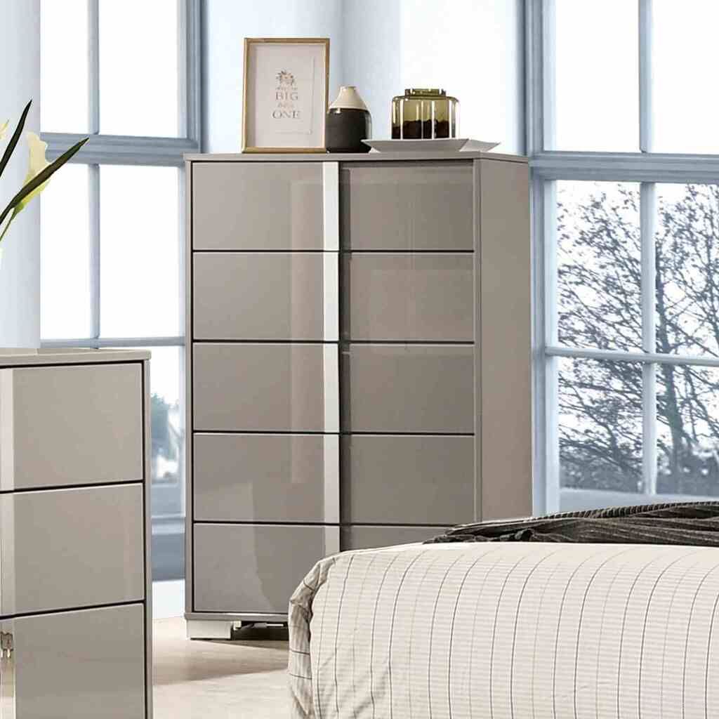 The appearance of Sinistra Chest In Light Taupe designed by Furniture of America in the modern / contemporary interior design. This light taupe piece of furniture was selected by 1StopBedrooms from Sinistra Collection to add a touch of cosiness and style into your home. Sku: FM7211BG-C. Material: Metal.