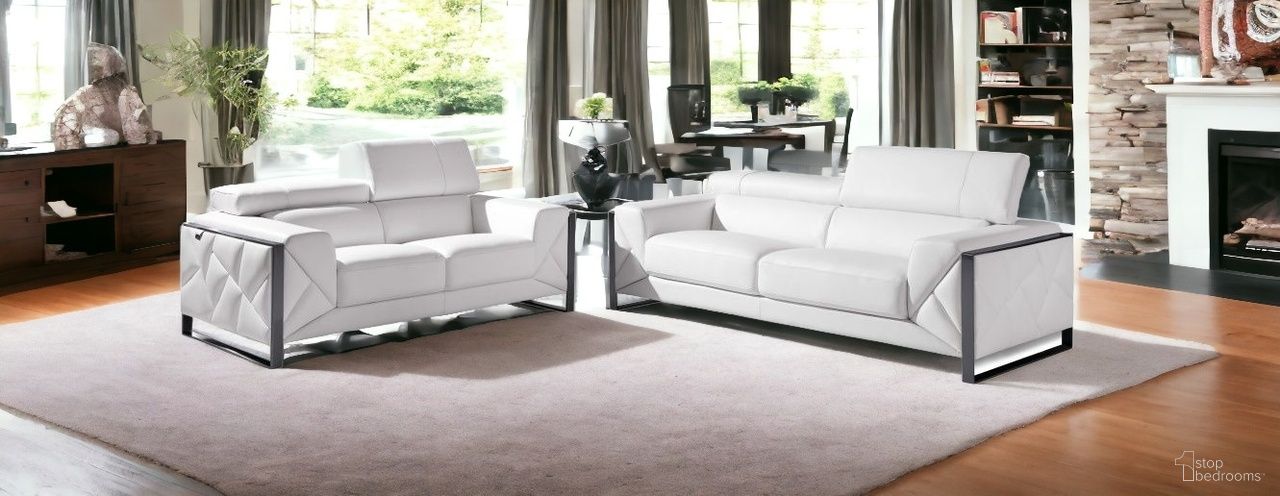 The appearance of Two Piece Indoor Italian Leather Five Person Seating Set In White designed by Homeroots in the modern / contemporary interior design. This white piece of furniture was selected by 1StopBedrooms from to add a touch of cosiness and style into your home. Sku: 476547. Material: Genuine Leather.