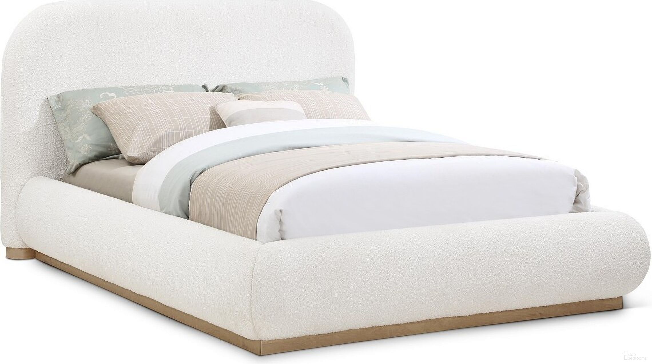 The appearance of Vaughn King Bed In Cream designed by Meridian in the modern / contemporary interior design. This cream piece of furniture was selected by 1StopBedrooms from Vaughn Collection to add a touch of cosiness and style into your home. Sku: B1209Cream-K Box 1/2 (Headboard);B1209Cream-K Box 2/2 (Footboard / Rails / Slats / Support Legs / Center Support Bar). Bed Type: Panel Bed. Bed Size: King. Material: Rubberwood.
