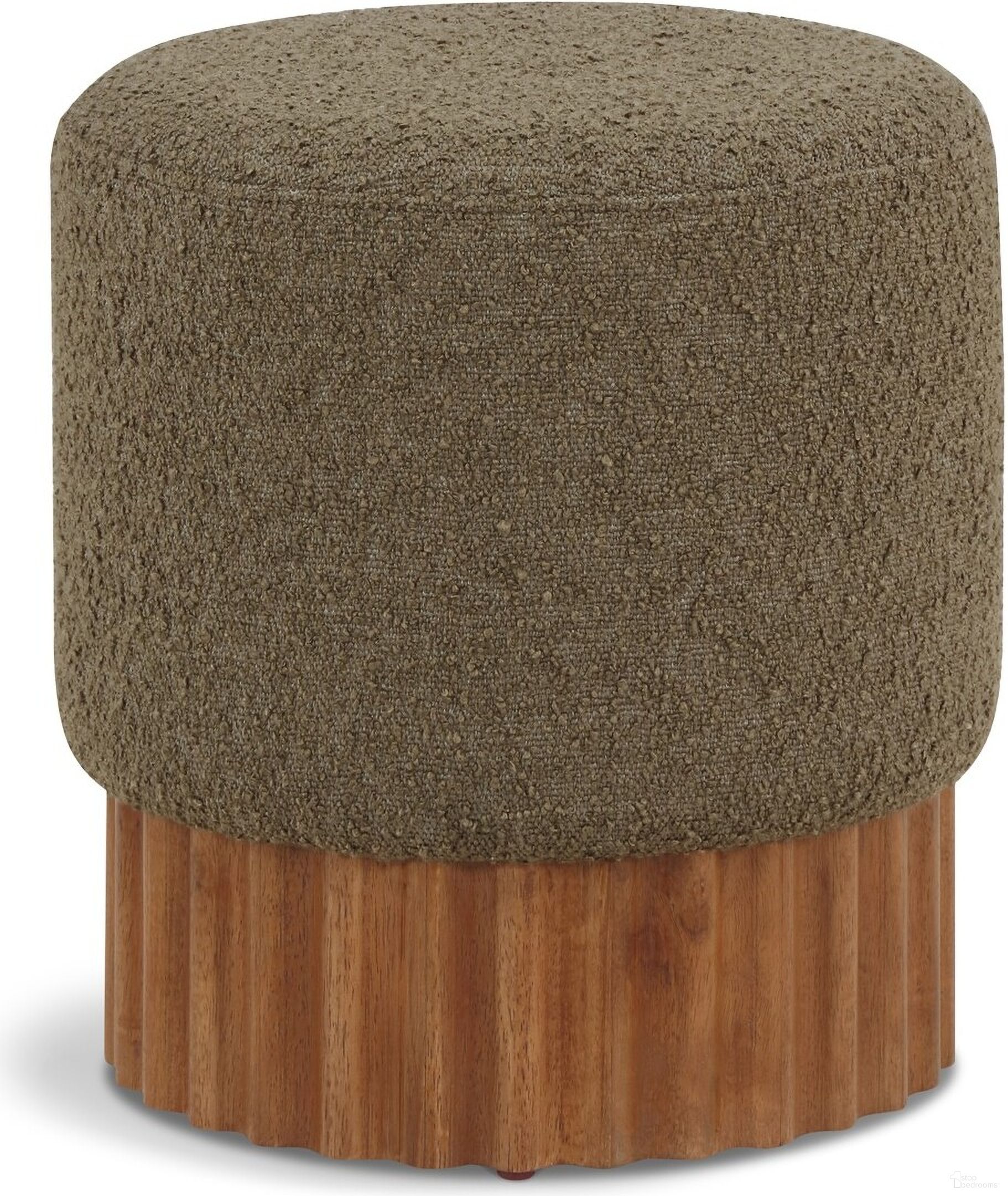 The appearance of Veranda Boucle Fabric Ottoman In Olive/Walnut designed by Meridian in the transitional interior design. This olive piece of furniture was selected by 1StopBedrooms from Veranda Collection to add a touch of cosiness and style into your home. Sku: 22047Olive. Material: Rubberwood.