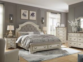 Realyn White Upholstered Panel Bedroom Set With Bench Footboard